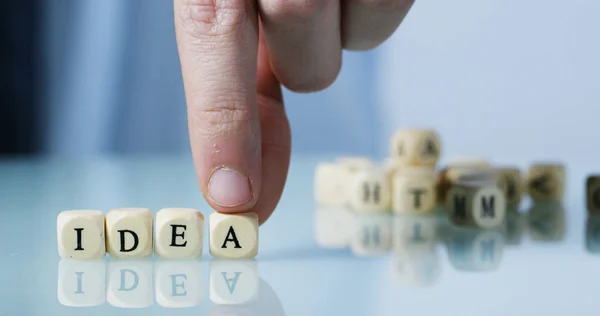 Joven empresario mano crea la palabra "Idea" de los bloques de letras de madera. Concepto de mercado financiero y futuro de la actividad bursátil . — Foto de Stock