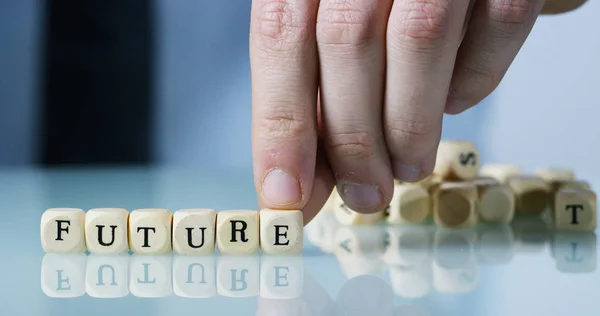 Macro cámara lenta de la palabra "Futuro" hecha de los bloques de letras de madera. Concepto de mercado financiero y futuro de la actividad bursátil . —  Fotos de Stock