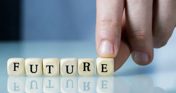 Μακροεντολή αργή κίνηση της λέξης «Μέλλον» από το μπλοκ ξύλινο γράμμα. Έννοια της χρηματοπιστωτικής αγοράς και το μέλλον της χρηματιστηριακής αγοράς επιχειρήσεων. — Φωτογραφία Αρχείου