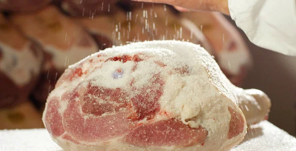 慢动作腌制的帕尔玛火腿专业和传统的历史和文化的真正健康的食品 — 图库照片