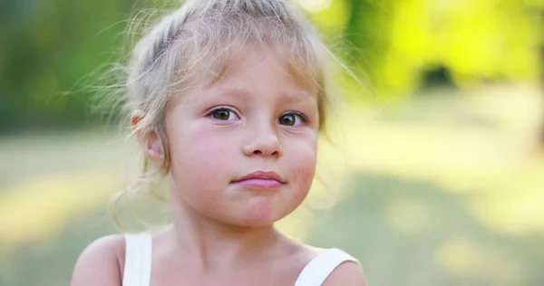 Belle et saine petite fille soulève le pouce doigt dans l'approbation. approbation du concept, nature et durabilité. vert et connexions dans le monde entier — Photo