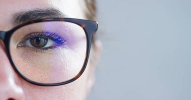 web'de gezinen, ofis çalışanı, sigorta komisyoncusu, işkolik office akşamları çalışırken, makro gözünde