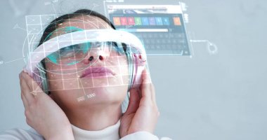 Gözlüklü futuristik bir bakışla bir kadın izliyor. Holografi Artırılmış gerçeklik.