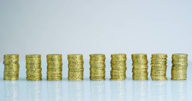 Bir işadamı bir takım elbise ve kravat onu daha önce birçok altın sikke yığını var. İşadamı sayar ve parayı dikkatli izle. Konsept: yatırım bankaları, borsa, emeklilik ve özel kredi.