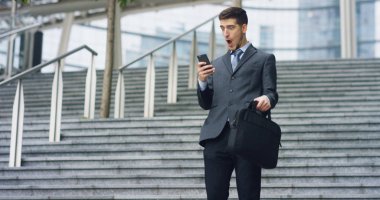 Gökdelenler arasında hücre, baktıktan sonra iki işadamı sevinir ve zafer veya promosyon için dans etmeye başlar. Konsept: bahis, finans, ekip çalışması, dans ve kariyer