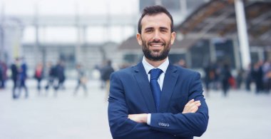 Bir adam bir takım, kamera ve gülümser gurur ve kendinden emin görünüyor. Siyaset, iş, finans, bankacılık, sigorta ve görüşler için siyasi kampanya kavramı.