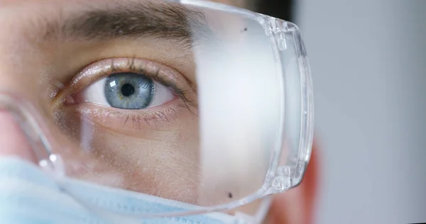 Close up de um cientista com gráficos futuristas e holografia com a qual varre e lê o DNA. Conceito: tecnologia imersiva, realidade aumentada, ciência e pesquisa . — Fotografia de Stock