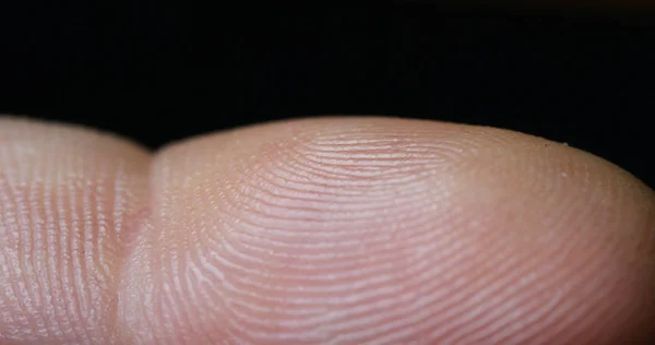 Makroaufnahme des Fingerabdrucks, angelehnt an Kontrollglas für biometrischen Scan. Konzept der Überwachung und Sicherheit durch menschliche Fingerabdrücke — Stockfoto