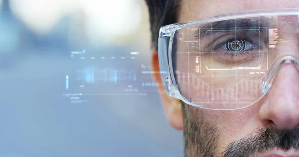 Biometrie eines Wissenschaftlers mit futuristischen Grafiken und Holographie, mit der er die dna scannt und liest. Konzept: immersive Technologie, Augmented Reality, Wissenschaft und Forschung. — Stockfoto