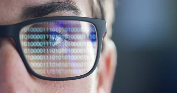Närbild på ung affärsman med blå ögon som bär glasögon tittar på vågform raderna uttrycker begreppen aktiemarknaden, förstärkt verklighet, teknik, börs och finans — Stockfoto