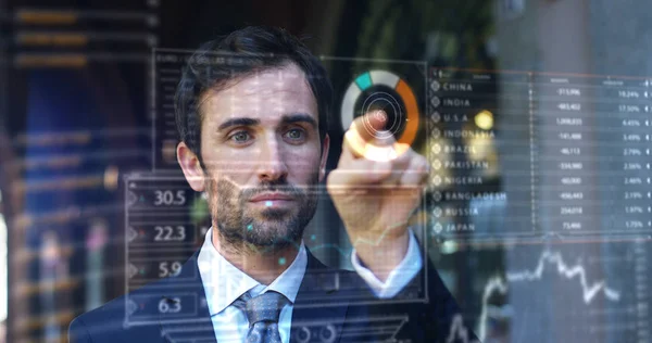 Ein Geschäftsmann im Anzug verwendet Holographie und Augmented Reality, um in 3D-Grafiken die Finanzökonomie zu sehen. Konzept: immersive Technologie, Business, Economy, futuristischer Unterricht und Zukunft. — Stockfoto