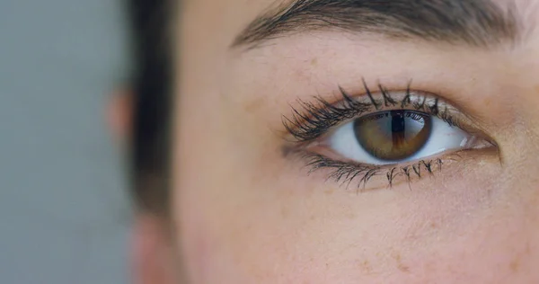 Perfekte Frau braune Augen Makro in einer sterilen Umgebung — Stockfoto