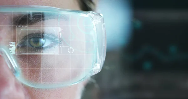 Gözlüklü futuristik bir bakışla bir kadın izliyor. Holografi Artırılmış gerçeklik. — Stok fotoğraf