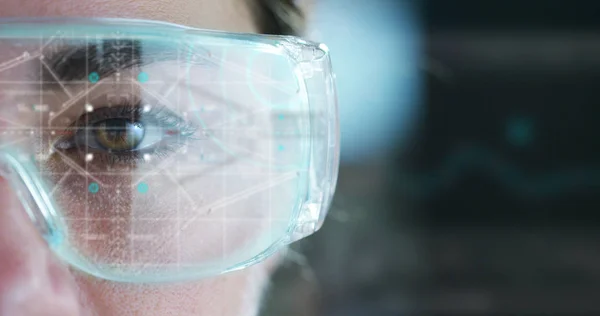 Une femme montre avec un look futuriste avec des lunettes. réalité augmentée en holographie . — Photo