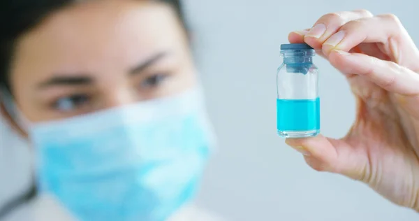 La mano de una mujer experta en medicina del hospital muestra el medicamento que debe tomar el paciente en cámara lenta . —  Fotos de Stock