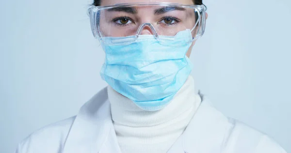 Primer plano retrato de la mujer médico con stethoscop listo para su visita en el hospital o clínica . —  Fotos de Stock