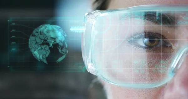 Egy nő órák egy futurisztikus megjelenés, szemüveg. bővített valóság a holográfia. — Stock Fotó