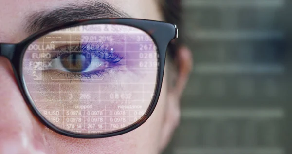 Una mujer mira con un look futurista con gafas. realidad aumentada en holografía . —  Fotos de Stock