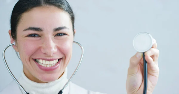 Närbild porträtt av kvinna läkare med stetoskop redo för besök på sjukhus eller klinik. — Stockfoto