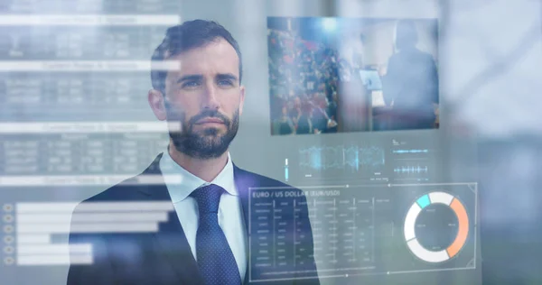 Un hombre de negocios en un traje utiliza la holografía y la realidad aumentada para ver en 3D gráficos economía financiera en su oficina en un rascacielos. Concepto: tecnología inmersiva, negocio, economía, futurista —  Fotos de Stock