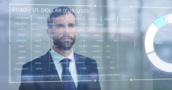 Een zakenman in een pak gebruikt holografie en vergrote werkelijkheid te zien in 3d graphics financiële economie in zijn kantoor in een wolkenkrabber. Concept: meeslepende technologie, business, economie, futuristisch — Stockfoto