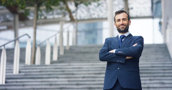 Um homem de fato, olha para a câmara e sorri orgulhoso e seguro de si mesmo. Conceito de política, negócios, finanças, bancos, seguros e depoimentos para campanha política . — Fotografia de Stock