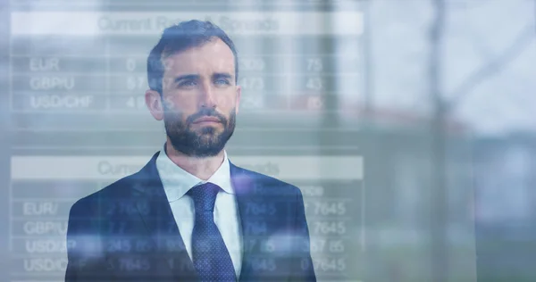 Um homem de negócios em um terno usa a holografia e a realidade aumentada para ver em gráficos 3D a economia financeira em seu escritório em um arranha-céu. Conceito: tecnologia imersiva, negócios, economia, futurista — Fotografia de Stock