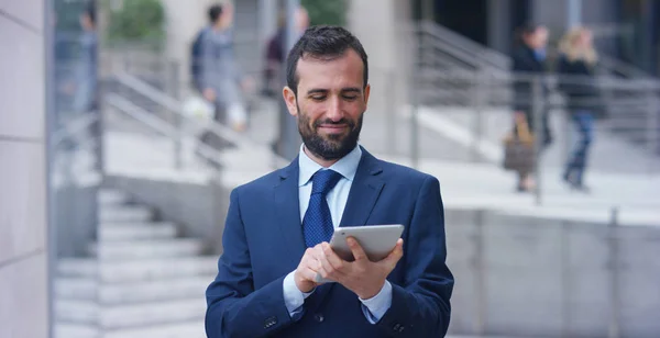 Um empresário atender o telefone, enviar mensagens e sorrisos para a bela notícia de trabalho e no fundo você vê um arranha-céu. Conceito: tecnologia, telefonia, viagens de negócios, negócios, Wall Street — Fotografia de Stock