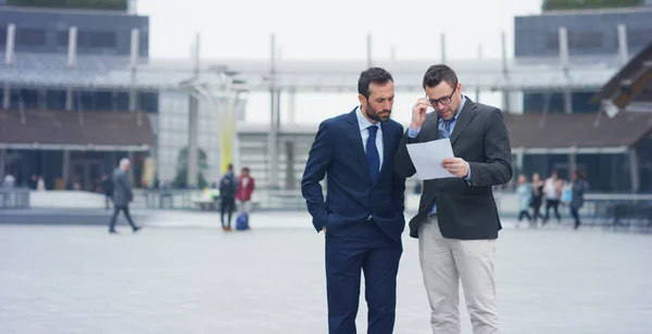 In der Stadt schütteln sich zwei Geschäftsleute die Hände und lächeln, bevor sie mit der Zusammenarbeit an einem Projekt beginnen. Konzept: Teamwork, Business, Vertrag, Bank. — Stockfoto