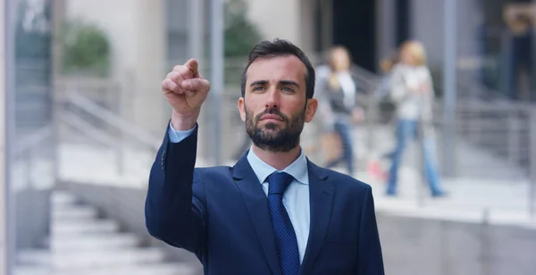 Um homem de fato, olha para a câmara e sorri orgulhoso e seguro de si mesmo. Conceito de política, negócios, finanças, bancos, seguros e depoimentos para campanha política . — Fotografia de Stock