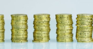 Bir işadamı bir takım elbise ve kravat onu daha önce birçok altın sikke yığını var. İşadamı sayar ve parayı dikkatli izle. Konsept: yatırım bankaları, borsa, emeklilik ve özel kredi.