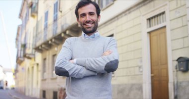 Portre sarışın bir çocuk mavi gözlü siyah arka plan üzerinde kamera seyir gülümseyen bir Kazak giymiş. Konsept: gülümseme, mutluluk, portre, güzellik, İtalyan ruh.