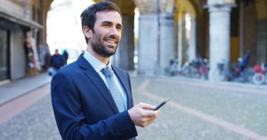 Elbiseli, bir adam üstünde belgili tanımlık telefon ve gülümsüyor gurur ve kendinden emin konuşuyor. Siyaset, iş, finans, bankacılık, sigorta ve görüşler için siyasi kampanya teknoloji kavramı