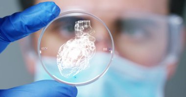 Bir doktor, cerrah, bir teknolojik inceliyor dijital holografik plaka temsil hastanın vücut, kalp akciğer, kaslar, kemikler. Konsept: Futuristik tıp, dünya yardım ve gelecek