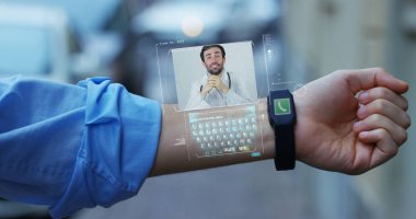 Şık takım elbiseli adam, telefon yüksek teknoloji Holografi ve tedavi için doktora artar gerçeklik ile yanıt verir.