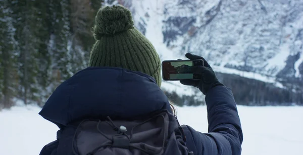 Slowmotion av en flicka promenader genom skogen och i snö, andas ren luft, leenden i naturen av berget, är promenader med vandring ryggsäck. Koncept: avkoppling, vandring, kärlek, renhet, frihet — Stockfoto