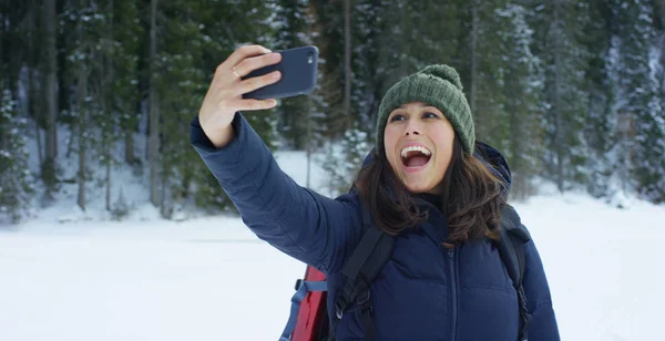 スローモーション少女の森の中や雪の中で散策、純粋な空気、山の自然の中での笑顔、バックパックをハイキングで歩いています。コンセプト: リラクゼーション、ハイキング、愛、純度、自由 — ストック写真