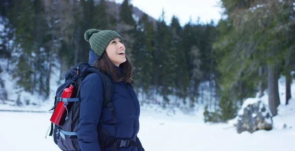 スローモーション少女の森の中や雪の中で散策、純粋な空気、山の自然の中での笑顔、バックパックをハイキングで歩いています。コンセプト: リラクゼーション、ハイキング、愛、純度、自由 — ストック写真