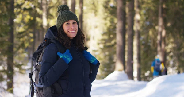 Slowmotion av en flicka promenader genom skogen och i snö, andas ren luft, leenden i naturen av berget, är promenader med vandring ryggsäck. Koncept: avkoppling, vandring, kärlek, renhet, frihet — Stockfoto