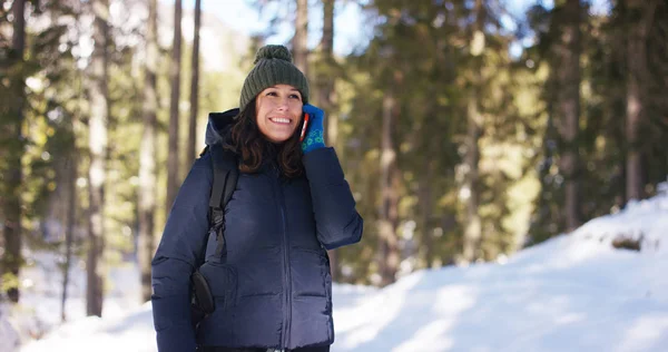 Slowmotion av en flicka promenader genom skogen och i snö, andas ren luft, leenden i naturen av berget, är promenader med vandring ryggsäck. Koncept: avkoppling, vandring, kärlek, renhet, frihet — Stockfoto
