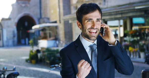 Un hombre de negocios que baila en la plaza y se alegra de haber recibido una promoción o ganar una apuesta. Concepto: finanzas, negocios, euforia, victoria, apuesta, carrera, danza —  Fotos de Stock