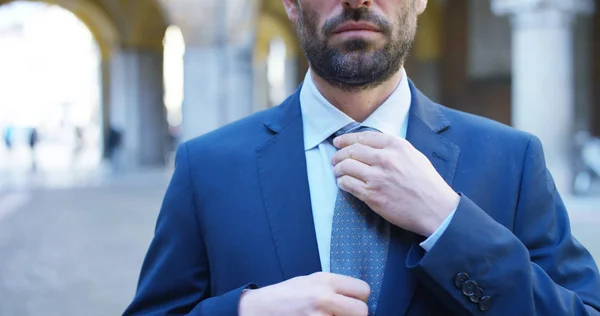 Na cidade um homem elegante vestido sistema de jaqueta e gravata antes de ir para o trabalho ou para uma cerimônia, conceito: moda, negócios, celebração, elegância, trabalho e cidade — Fotografia de Stock