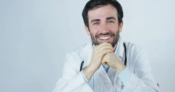 Primer plano retrato de un cirujano o médico con máscara y auriculares listos para su operación en el hospital o clínica. El cirujano sonríe seguro y orgulloso de sí mismo. Concepto de medicina, hospitales y médicos, atención — Foto de Stock