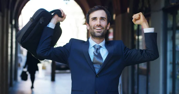 Ein Geschäftsmann nach einem Arbeitsbesuch, um sich am Telefon über eine Beförderung oder den Gewinn einer Wette zu freuen. Konzept: Finanzen, Wirtschaft, Jubel, Sieg, Wette, Karriere. — Stockfoto