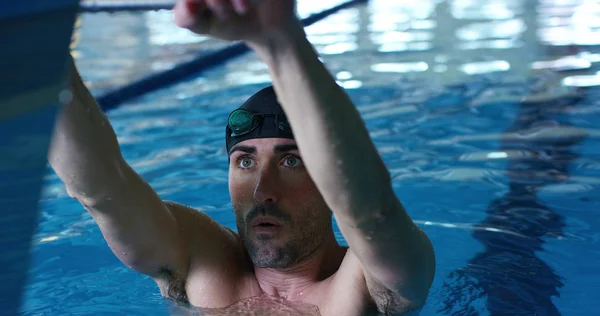 Nadador profissional em piscina vazia, saúde, poder e paixão conceito . — Fotografia de Stock