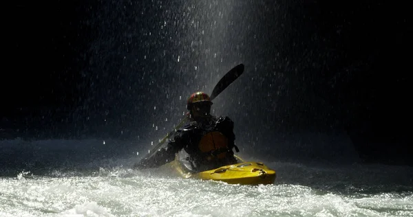 Canoeist bir serin nehir ve saf uygulama içinde dağ spor ve çok sorunlu sular soğuk su kapalı bir sıçrama alıyor tehlikesi karşı karşıyadır. Spor ve dağlar için tutku kavramı . — Stok fotoğraf