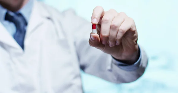 Ręka szpital lekarza specjalisty pokazuje tabletki mają być podjęte w celu jego pacjenta w zwolnionym tempie — Zdjęcie stockowe