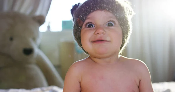 Seorang bayi kecil yang lucu melihat ke kamera Bayi itu melihat sekeliling dan bermain dengan topi — Stok Foto