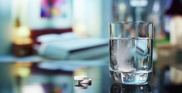 In een slaapkamer alvorens naar slaap te gaan, een bruistablet gemaakt om op te lossen in een glas water. Concept: vitamine, geneeskunde, zorg voor je lichaam. — Stockfoto