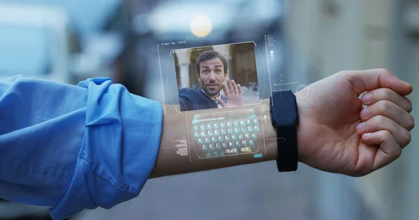 友人や同僚の未来と技術のホログラムの時計に表示されるビジネスマンを呼び出す. — ストック写真